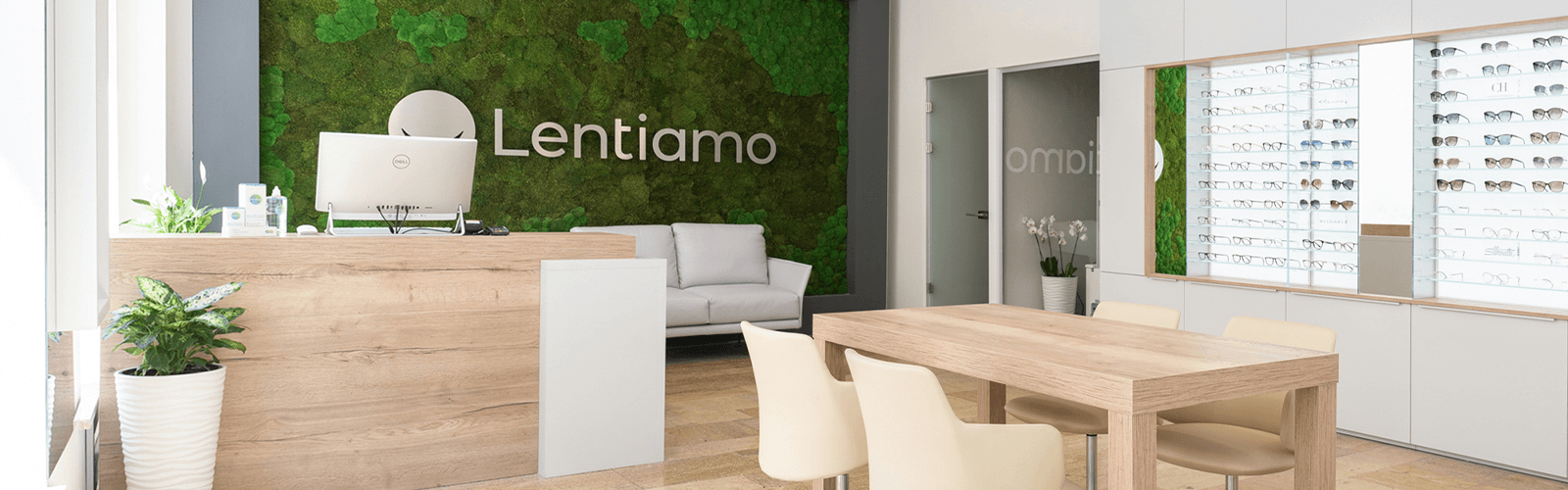 moderna optika s vitrinom za naočale i zelenim zidom od mahovine