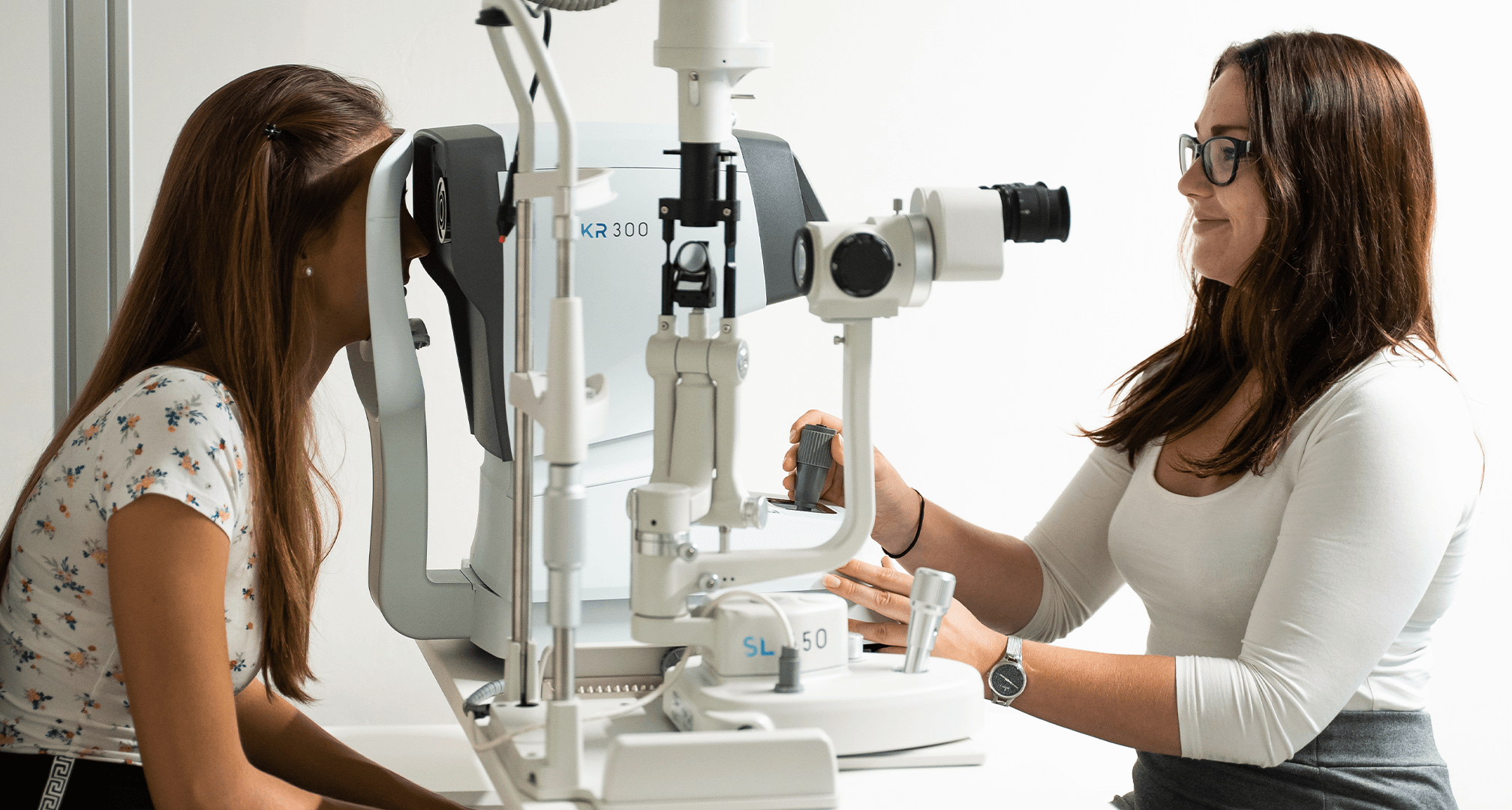 optometrist obavlja pregled očiju pacijenta