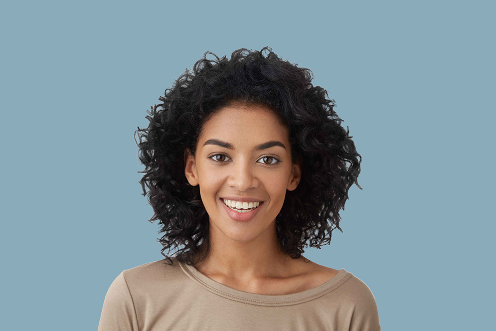 Crna kosa i sunčane naočale