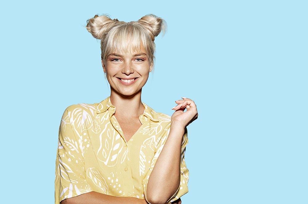 Svijetlo plava kosa i sunčane naočale