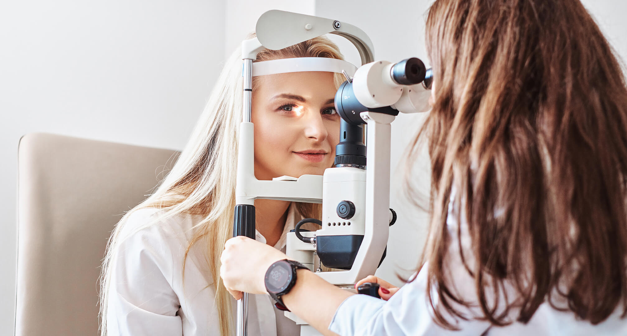 Optometrist pregledava oči žene