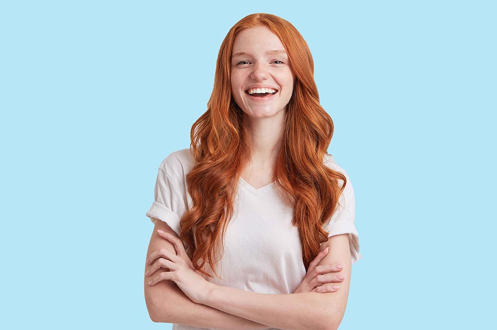 Crvena kosa i sunčane naočale