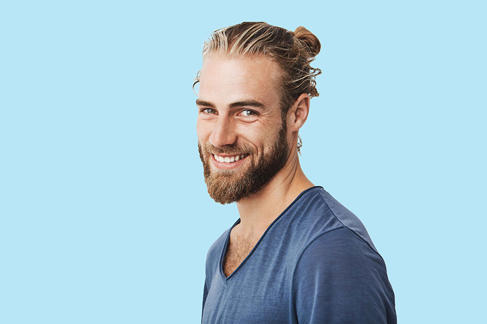 Tamno plava kosa i sunčane naočale